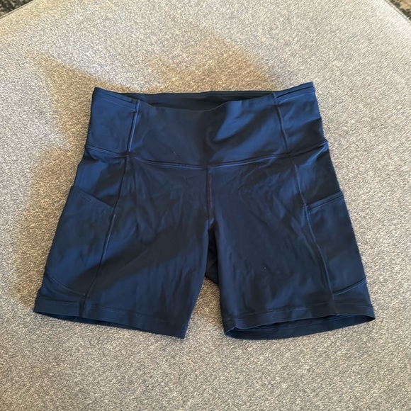 Lululemon Navy Biker Shorts Size 8 - Picture 1 of 2
